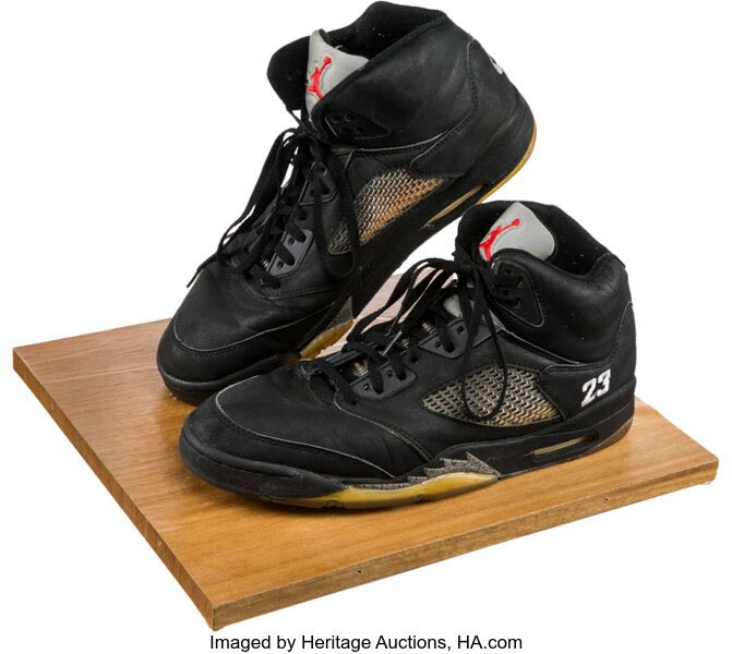 gurucollects's tweet image. 𝗗𝗜𝗗 𝗬𝗢𝗨 𝗞𝗡𝗢𝗪: In 1990, Whitney Houston sang the National Anthem at a Bulls Conference Finals game and afterward Michael Jordan gave her his game-used pair of Jordan 5’s he’d just scored 47 PTS in.
A few years after Houston’s death, the shoes were sold by her estate…
