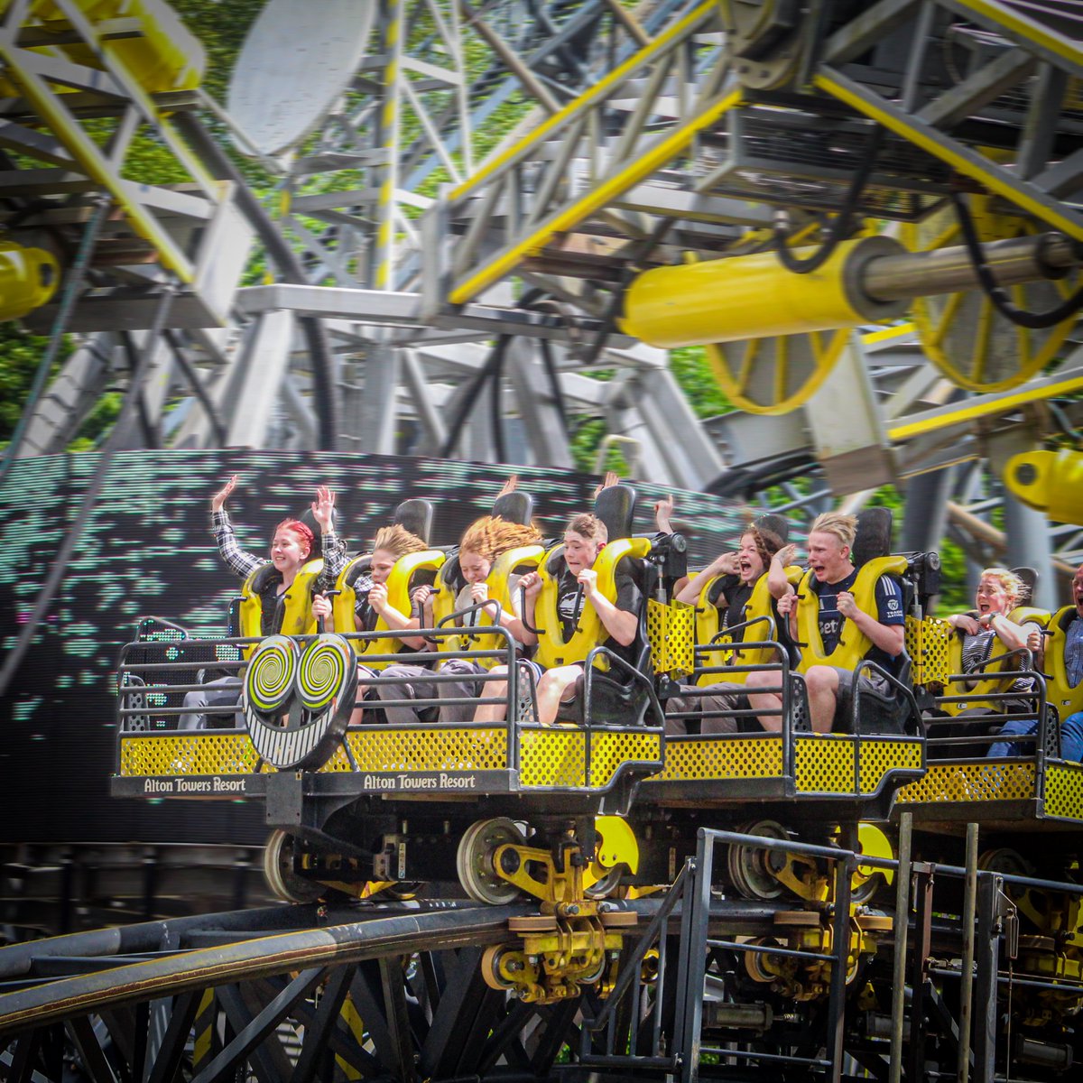 UKoastersYT's tweet photo. 😍Which of the 2 AIRTIME Hills on THE SMILER Is The BEST?

📍Park: Alton Towers
🔥Inversions: 14
🔧Manufacturer: Gerstlauer
#themeparkphotography #themepark #attraction #rollercoaster #thesmiler #rides #altontowers #fyp @altontowers https://t.co/XvqzKEBMVg