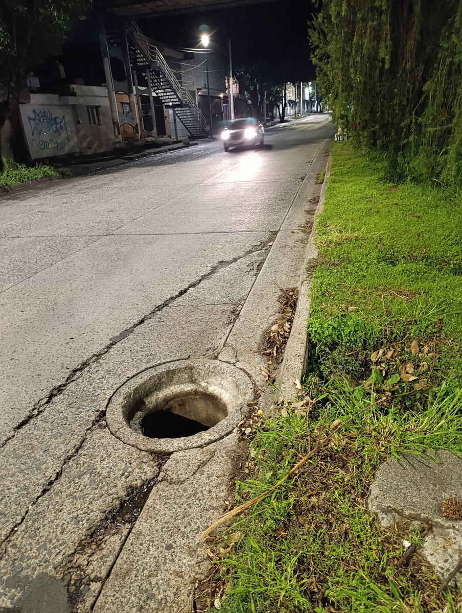 sandepa's tweet photo. @siapagdl coladera sin tapa en avenida Cristóbal Colón casi esquina con Martin Alonso https://t.co/JuHCwWoVo0