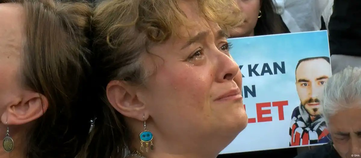nupelonline's tweet image. Minguzzi: Hâlâ çocuklar öldürülüyor ama yasa değişmiyor
🔴Kadıköy'de bıçaklanarak öldürülen 14 yaşındaki Mattia Ahmet Minguzzi'nin annesi, benzer vakalara ilişkin cezaların artırılmasına yönelik yasal düzenlemelerin hâlâ yapılmamış olmasını eleştirdi.
nupel.tv/minguzzi-hala-…