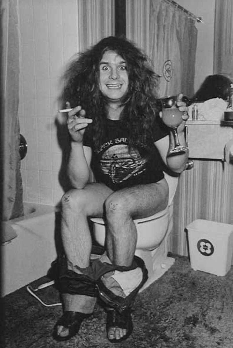 JumsOnlyGirl's tweet image. RIP Ozzy. You lived in the best timeline of life. All rock lovers love you. Thank you.