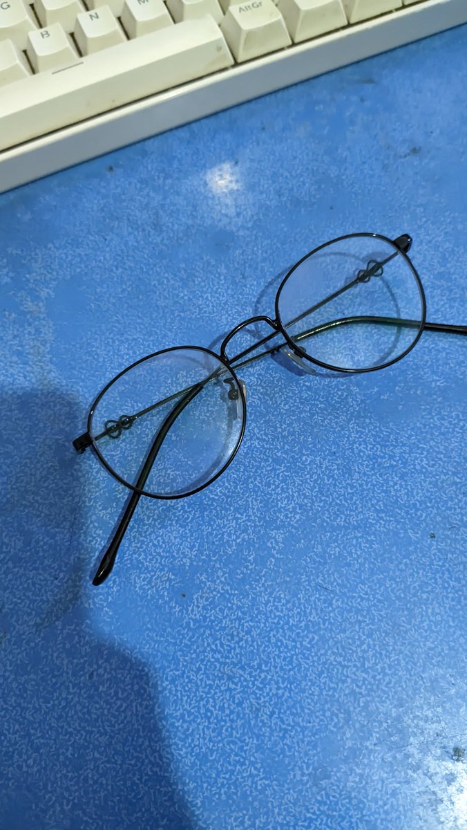 JuanAbrazo's tweet image. Llegó el momento de cambiar los primeros anteojos que tengo desde que me enteré que tengo astigmatismo y fotofobia.
No les recomiendo tener ojos trolos