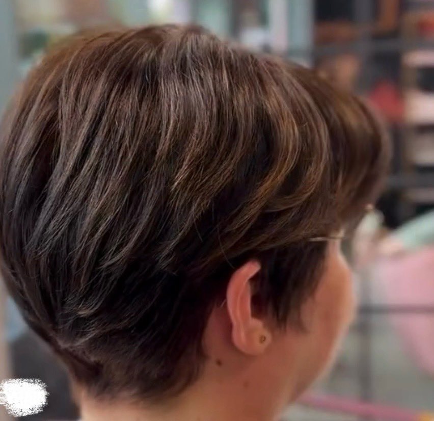 kommtschonnoch's tweet image. So, Ihr wolltet doch die Frisur sehen. Meine Friseurin hat ein Making-Off auf Insta hochgeladen und ich habe Euch ein Foto rausgeschnitten.