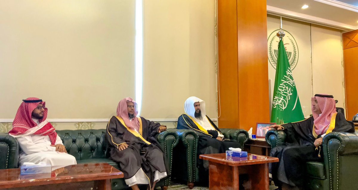 YanbuFriends's tweet image. التقى محافظ #ينبع بمكتبه بالمحافظة اليوم فضيلة مدير عام فرع الرئاسة العامة لهيئة الأمر بالمعروف والنهي عن المنكر بمنطقة المدينة المنورة الشيخ محمد بن علي الشقيفي، وتم بحث سبل التعاون في تعزيز القيم الدينية ونشر الوعي المجتمعي وأعمال الحج بالمحافظة.