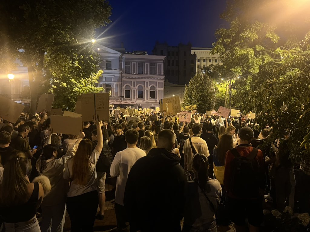 guillaume_ptak's tweet image. In central Kyiv, hundreds of people have gathered to protest the adoption of law №12414, which they say weakens anti-corruption safeguards by curbing NABU’s independence and threatening judicial reform. Critics warn it’s a step back for Ukraine’s EU aspirations. #Ukraine