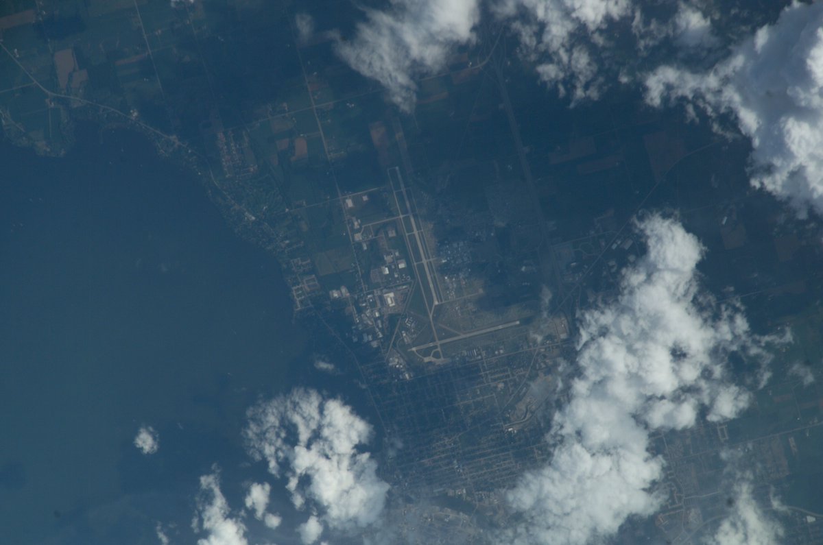 astroEdLu's tweet image. In 2003 I was on ISS which was my excuse for missing @EAA Oshkosh that year. But I managed to get this photo cruising overhead at Mach 25 and Flight Level 12000. If you look carefully you can see at show center the smoke trail of Matt Chapman doing his airshow!