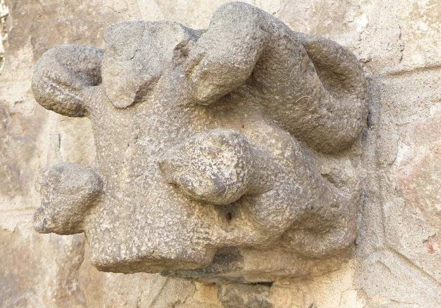 🧱 A L’Hospitalet tenim un element romànic de gairebé mil anys exposat al sol i a la vergonya... i ningú en diu res. Segueix el fil i prepara’t per indignar-te (un altre cop!). 👇 #PatrimoniLH #RomànicCatalà #PlintOblidat