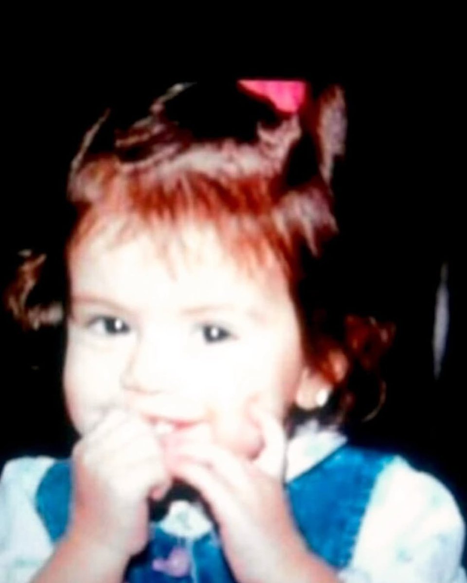 updateselenas's tweet image. “Feliz aniversário para a garotinha da vovó e do vovô. Nós te amamos para sempre e eternamente 🎂🥰❤️💗”
Debbie, avó de Selena Gomez, a parabenizando via Instagram.