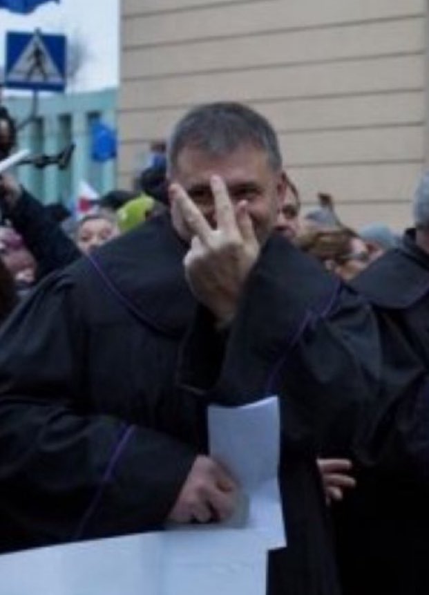boymic535's tweet image. Z lewej strony oryginał, z prawej strony zmanipulowane zdjęcie przez @MichalJelonek, pisowskiego funkcjonariusza udającego dziennikarza, zatrudnionego przez sakiewiczową szczujnię @RepublikaTV...