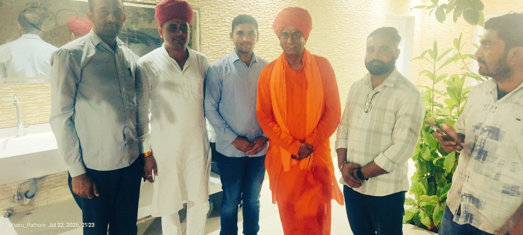 BS_Rathore_ketu's tweet photo. *आदरणीय गुरूदेव का सानिध्य _🙏*
विदेशी धरती ओमान 🇴🇲 मे आज आदरणीय *गुरूदेव श्री प्रताप पुरी जी* से शिष्टाचार भेंट कर आशिर्वाद ओर दर्शन लाभ का शोभाग्य प्राप्त हुआ __🙏
@PratapPuriJi #Oman #Texmo https://t.co/9tjaPFcuTP