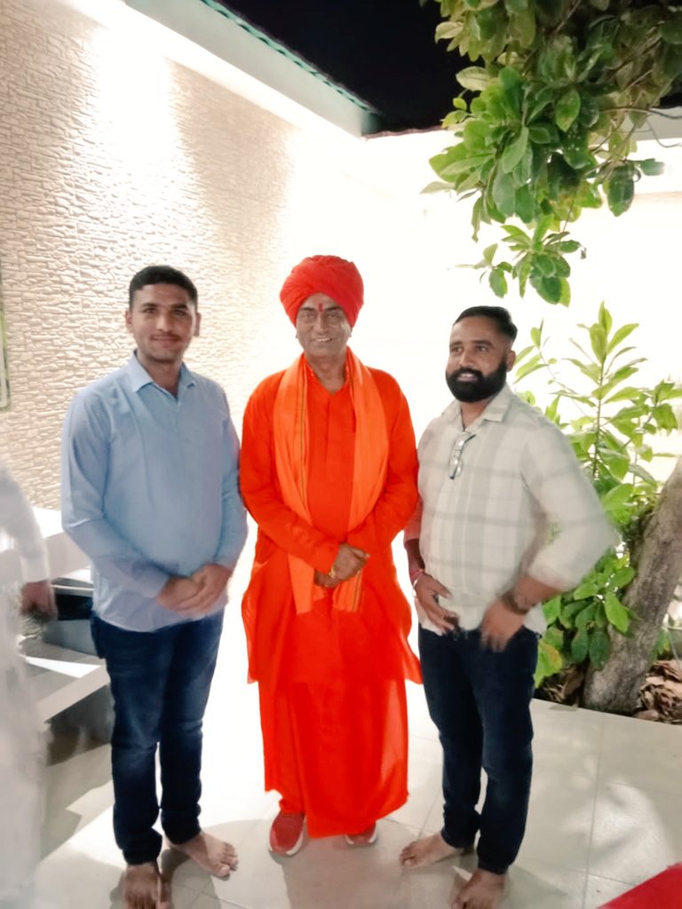 BS_Rathore_ketu's tweet photo. *आदरणीय गुरूदेव का सानिध्य _🙏*
विदेशी धरती ओमान 🇴🇲 मे आज आदरणीय *गुरूदेव श्री प्रताप पुरी जी* से शिष्टाचार भेंट कर आशिर्वाद ओर दर्शन लाभ का शोभाग्य प्राप्त हुआ __🙏
@PratapPuriJi #Oman #Texmo https://t.co/9tjaPFcuTP