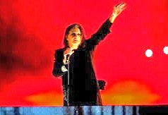 HuddlestonNigel's tweet image. Very sad to hear that Birmingham born global icon, Ozzy Osbourne, has died.
He was the star act at the closing ceremony of the Commonwealth Games in Birmingham three years ago where he delivered a mesmerizing performance.
Thanks for the memories, Ozzy.
bbc.co.uk/news/live/cn0q…