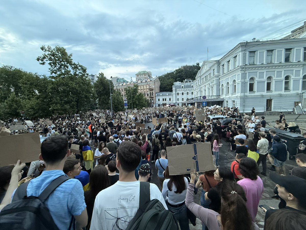 arnauddedecker's tweet image. Honderden Oekraïners protesteren in Kyiv tegen een wet die de onafhankelijkheid van anticorruptiediensten ondermijnt. Ze eisen dat Zelensky ingrijpt. Dit is niet waarvoor ze al jaren strijden. In Moskou worden zulke protesten niet geduld. Oekraïnes kracht ligt bij haar mensen.