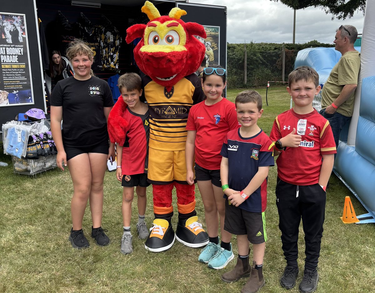 DRA_Community's tweet image. ๐ Community | Royal Welsh
DAY 2 and Rodney has arrived at Builth Wells to say hello to everyone.
Big thanks to Rodneyโs sponsor Pyramid Hygiene.
Great to see more winners with their @dragonsrfc T-shirts on as well.
#WeAreGwentRugby
#RoyalWelshShow