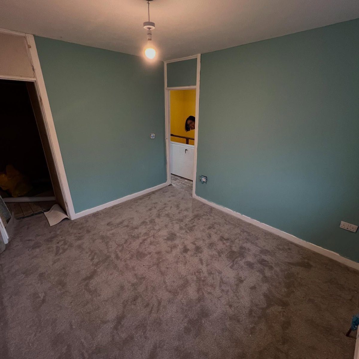 Popbangcolour's tweet image. What a productive day in pophousecolour 

@thecooksofbrum &amp;amp; I got the lounge flooring down &amp;amp; godiva_carpets have carpeted the bedrooms. 🏠

The house is looking more &amp;amp; more like a home! Watcha think to the transformation so far? 

#homereno #Homerenovation