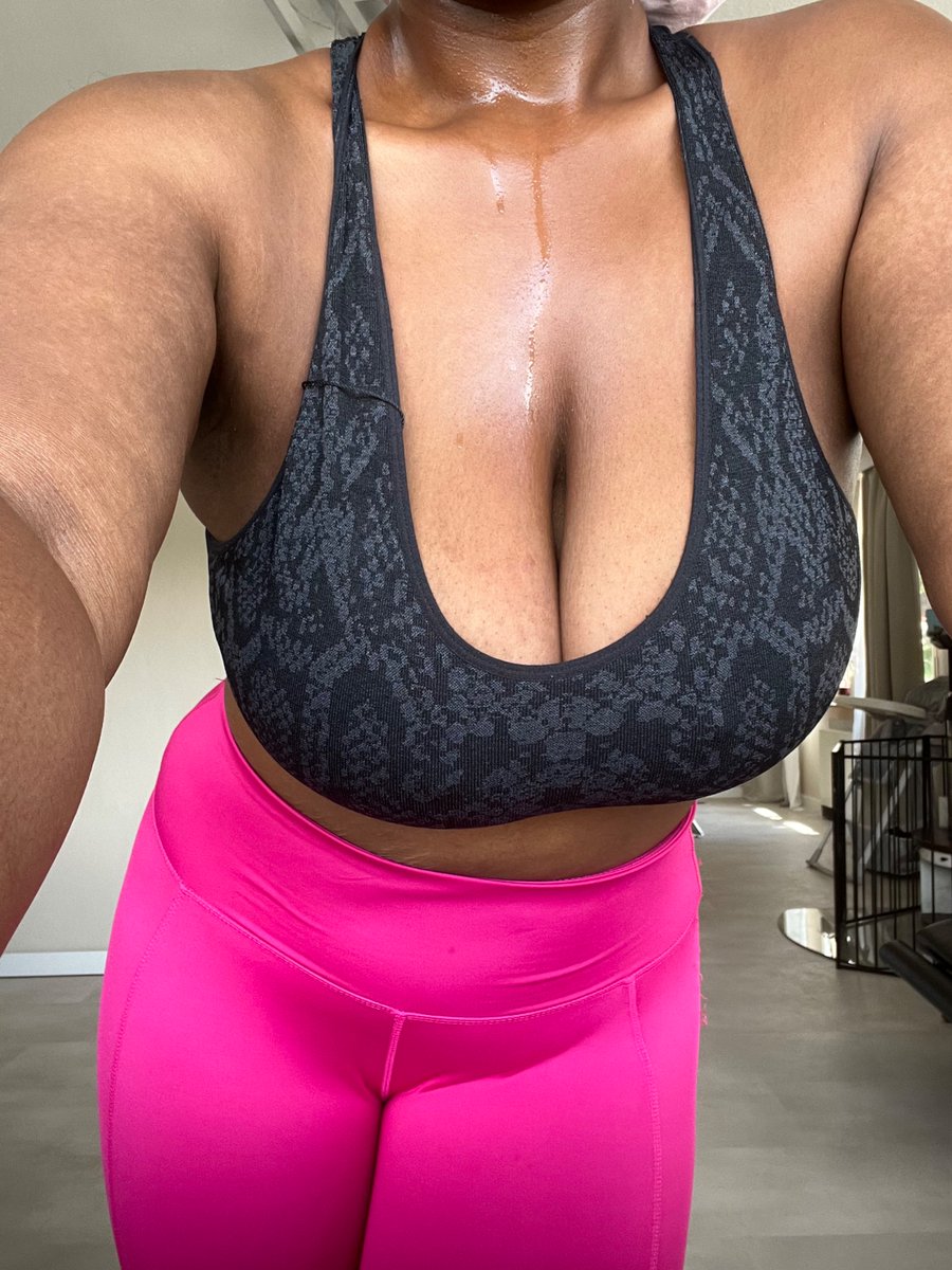 Siehst du, wie der Schweiß an mir herunterperlt? Und du sitzt da – nutzlos, außer zum Zahlen! 

#FinDom #bnwo  #Zahlschwein