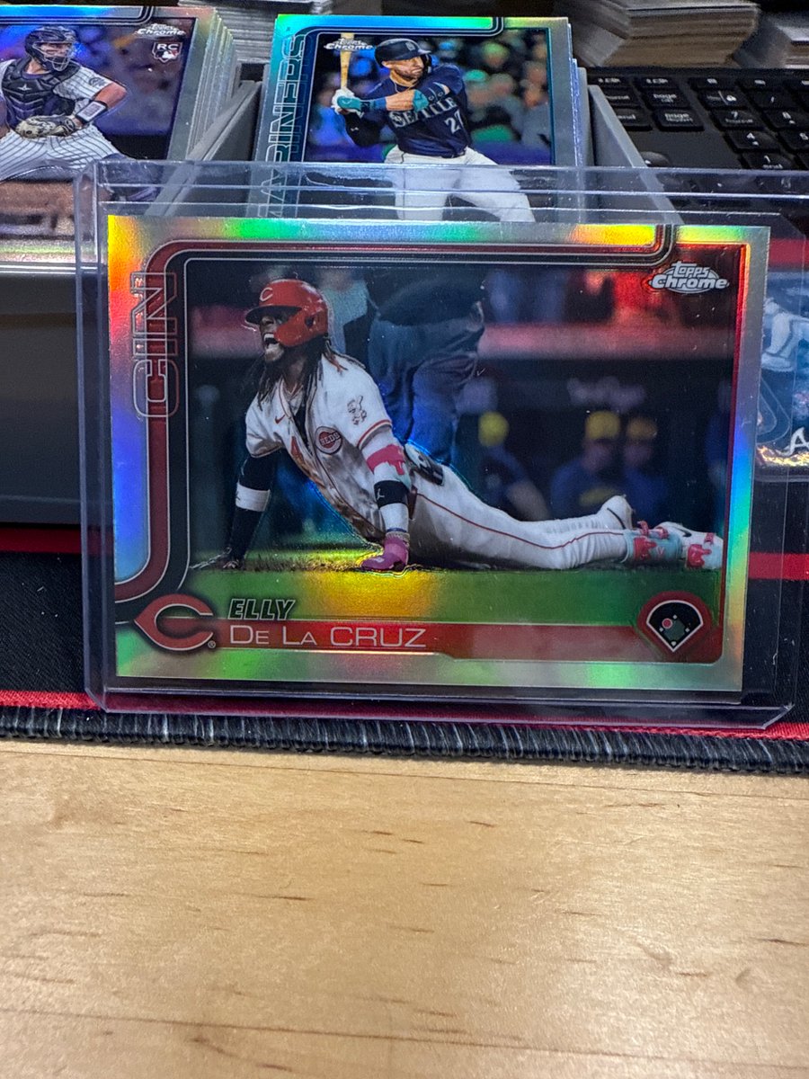 roguishemployee's tweet image. It looks like the only way to get a “base” Elly in 2025 Topps Chrome is as this image variation of Spencer Steer’s card. Glad I got it out of the way early! @CardPurchaser
