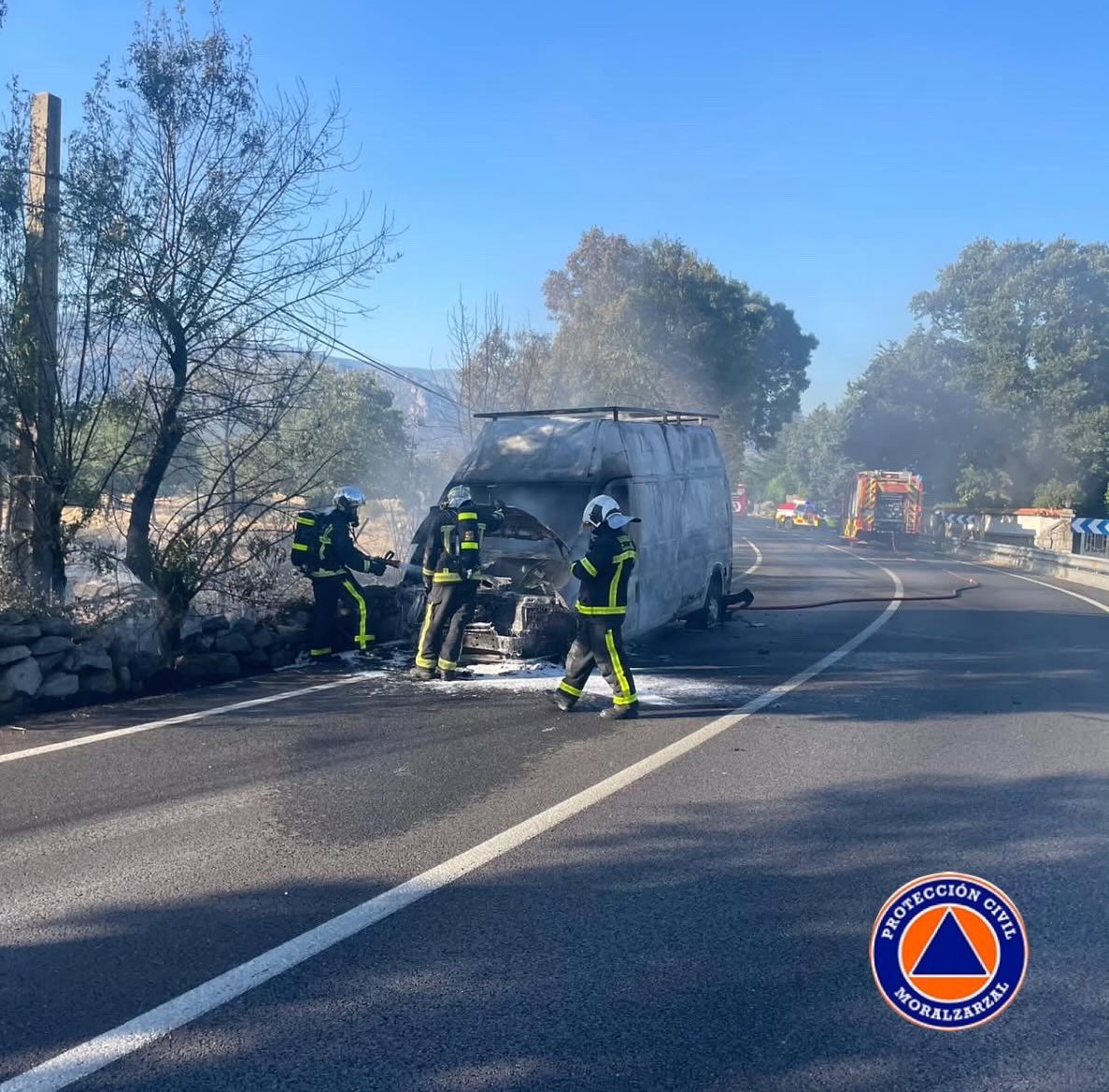 PCivilMoral's tweet photo. Hemos actuado con nuestra autobomba ligera en el incendio de una furgoneta en la M608 ha provocado un pequeño incendio en la dehesa de #Moralzarzal (unos 850 m2).
Gracias a #Parque42,
@bomberosforestalescm, @polmoralzarzal, @pc_bocema y @guardiacivil062 https://t.co/f1bHRO2bBl