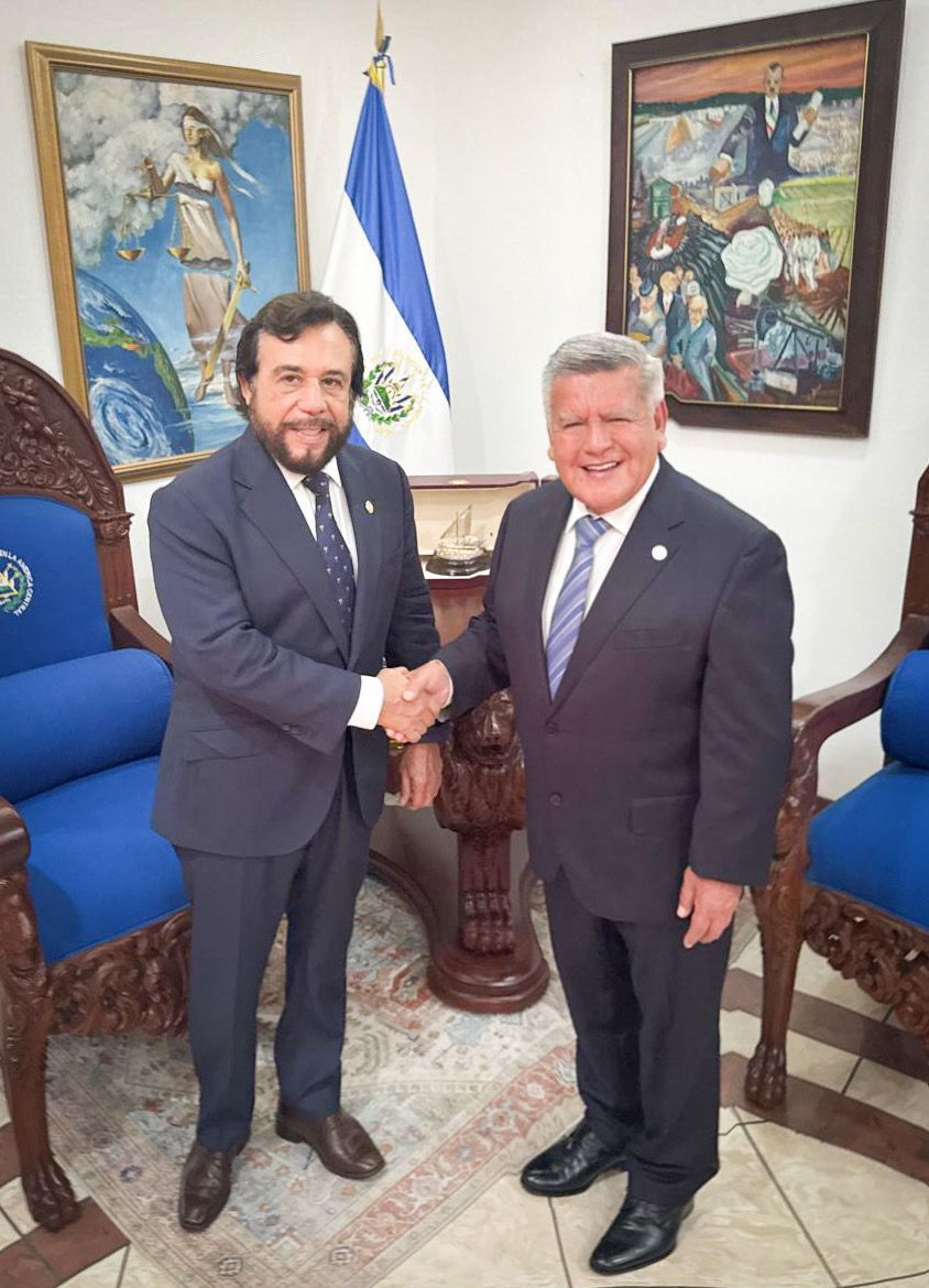 Epicentro_TV's tweet image. 🔴@CesarAcunaP, gobernador de La Libertad, viajó a El Salvador y se reunió con el vicepresidente Félix Ulloa. Agradeció al presidente Nayib Bukele por sus políticas y “logros contra la criminalidad”. “La experiencia salvadoreña en la lucha contra la violencia es valiosa para el…