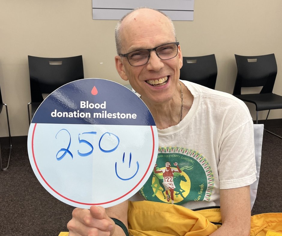 RIBloodCenter's tweet image. 250 Donations. 31 Gallons. One Incredible Lifesaver. ❤️
Last week, we celebrated an extraordinary milestone — Timothy made his 250th blood donation! Timothy's commitment is nothing short of heroic. For decades, he’s helped give patients, and their family, a second chance.