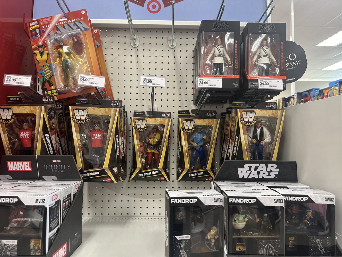 Nandough214's tweet image. Literally ran through this place. Lotsa new stuff and a bonus figure swap!