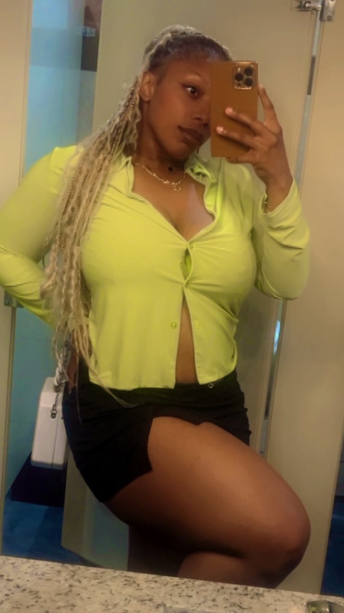 real_mikaaaa's tweet photo. I am the aesthetic 💚🖤 https://t.co/D1QRJSoWR6