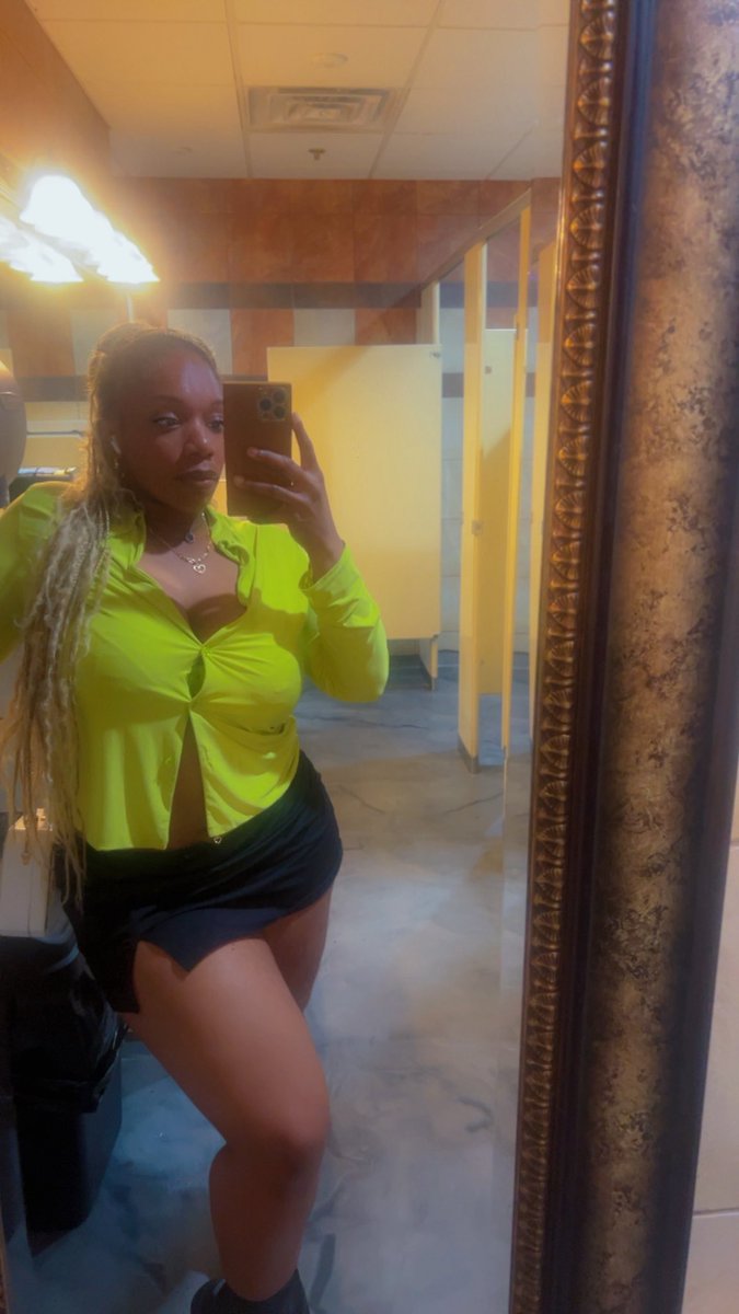 real_mikaaaa's tweet photo. I am the aesthetic 💚🖤 https://t.co/D1QRJSoWR6