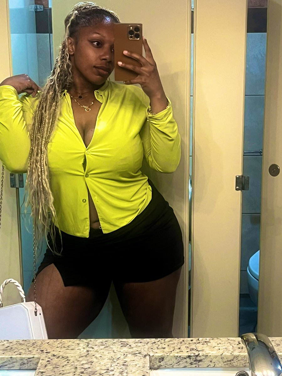real_mikaaaa's tweet photo. I am the aesthetic 💚🖤 https://t.co/D1QRJSoWR6
