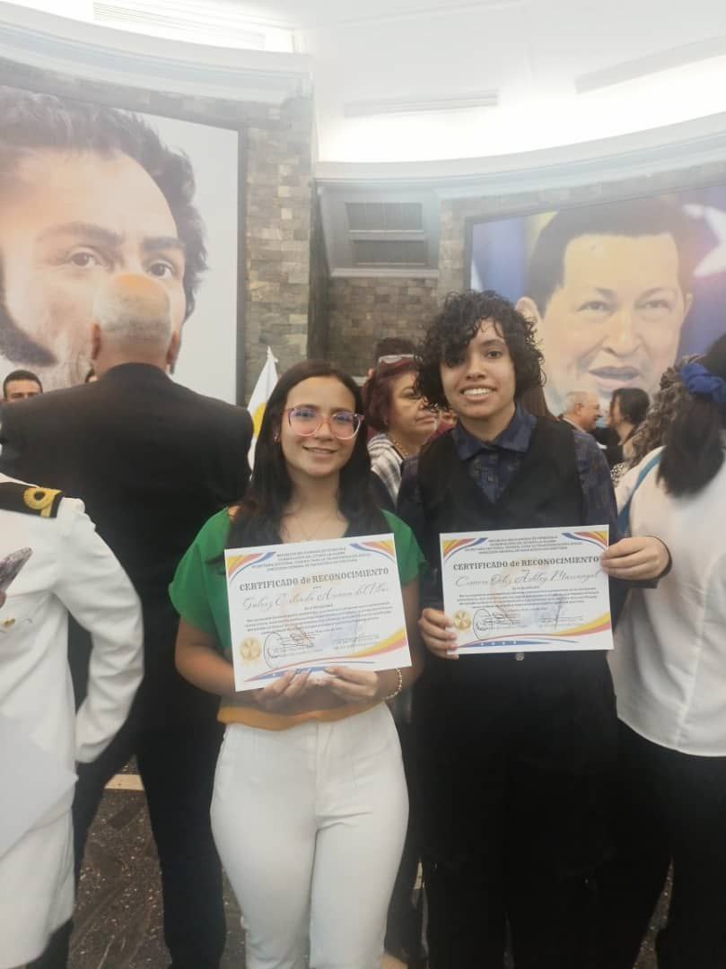 campusb's tweet image. La Gobernación de La Guaira homenajeó a los mejores promedios académicos el 15/07 en la Plaza Bolívar. Destacaron Ariana Galviz y Ashley Cisnero, ambas con mención Cum Laude en Administración Hotelera, y se rindió homenaje póstumo a Wolfgang Hernández. #usb
#campusb #prensausb