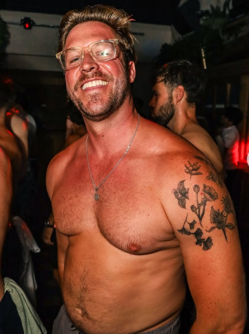 GodisntaHo's tweet image. On stage @irolands1 sings inspirational Christian music with his Creed cover band "Greed" they even distribute Bibles to the fans....
But backstage after the sHOw it's an unhinged horny bisexual mess.
BEWARE I'VE BEEN WARNING ABOUT HIM FOR YEARS!!!