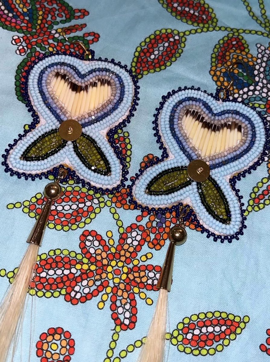 denefootghoul's tweet image. Hello everyone! I have this pair of beaded earrings made by me available.
I made these with quills, brass sequin centres and horse hair drops. The main design is charlotte cut beads but the border and edges are regular seed beads
$90 CAD + Shipping