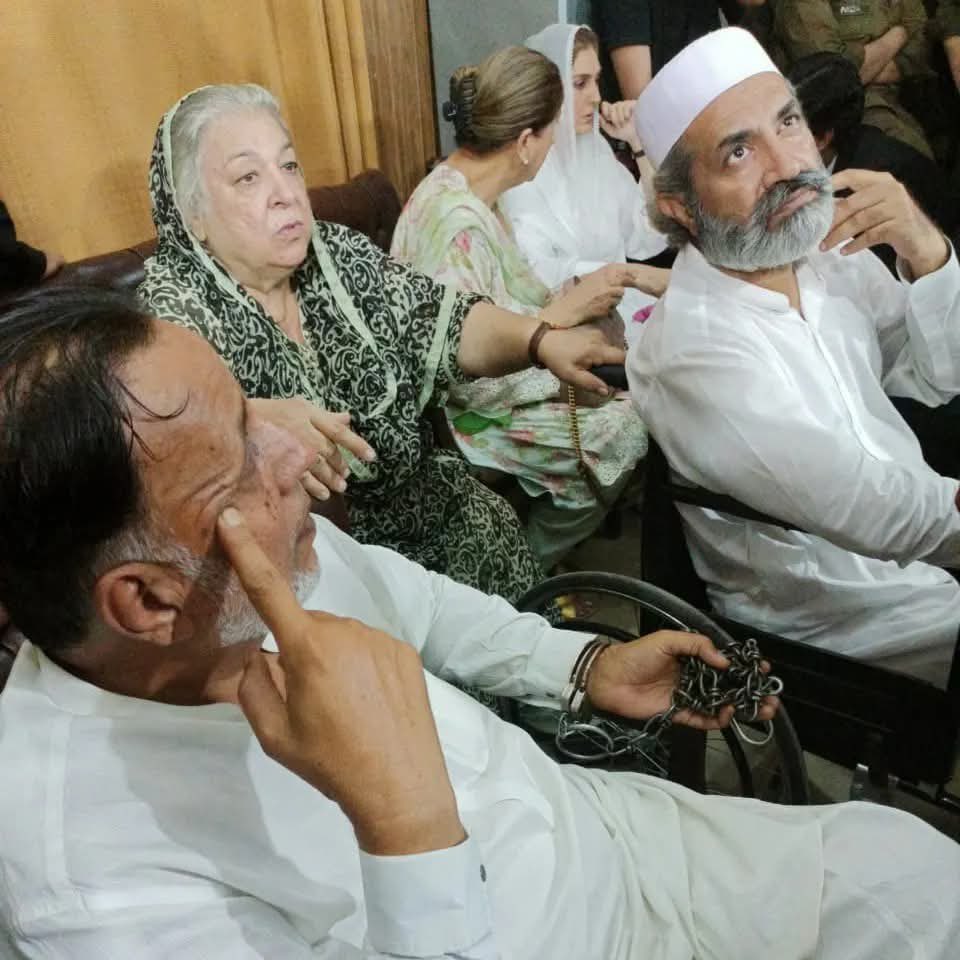 Aladeen_Pro's tweet image. لگے ہاتھ کورکمانڈر ہاؤس کی سی سی ٹی وی فوٹیج کو بھی دس سال کی سزا سنا دینی تھی اگر وہ آزاد ہو گئی تو مسلہ بن جاۓ گا ❤️🩹
