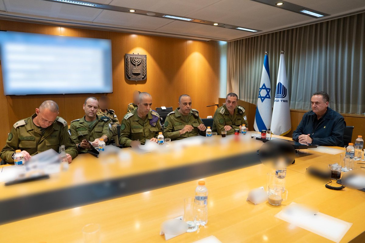 ItayBlumental's tweet image. שר הביטחון כ"ץ בהערכת מצב רב-זירתית עם מערכת הביטחון: "אנחנו בנקודה הכי קרובה לעמידה במטרות המלחמה. נותרו לנו 2 זירות פתוחות בעזה ובתימן - ועלינו לפעול להכרעה מלאה בהן"
כ"ץ ציין כי קיימת אפשרות של התחדשות המערכה נגד איראן, והדגיש את הצורך לשמר את ההישגים והעליונות האווירית…