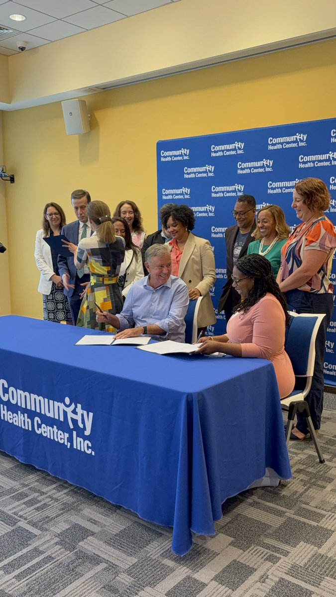GovNedLamont's tweet image. They’re called “Duolas (DO-Luh)” and they are caring for newborns and their mothers across Connecticut!
Today, I signed 2️⃣ bills addressing maternal healthcare:
✅ More access to birth centers
✅ Doula support before, during & after birth
✅ Better mental health care for mom