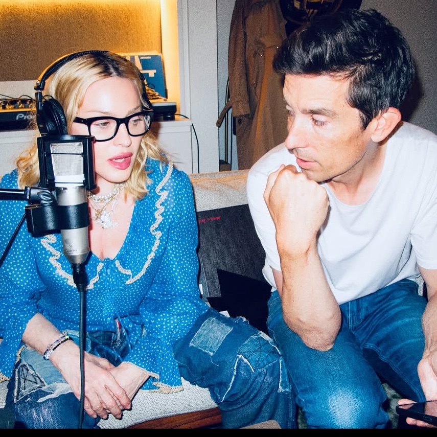 bchartsnet's tweet image. 🪩 Madonna publica mais fotos produzindo o "Confessions On A Dance Floor: Parte 2" com Stuart Price em Londres.