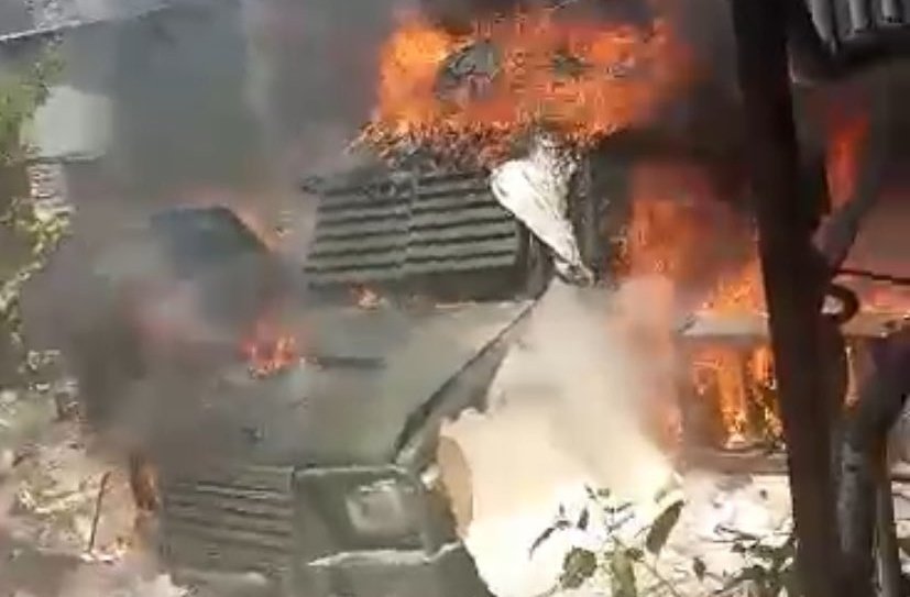 Centrealaune's tweet image. Nan Lyankou depatman Latibonit, bandi Gran grif Savyen yo boule yon cha blende pou polis nasyonal la madi 22 jiyè 2025 lan.Nou poko ka verifye si gen polisye ki viktim ou pa. Ret branche