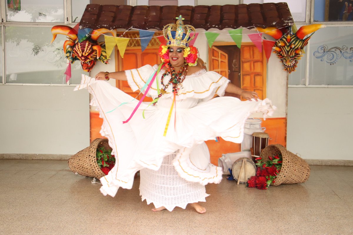 USMApanama's tweet image. 🎉 ¡Hoy celebramos el Día de la Pollera en la Hora Estudiantil!
Con orgullo y alegría, honramos nuestra identidad con un desfile lleno de color, tradición y las hermosas polleras que representan la riqueza cultural de Panamá. 🇵🇦✨
#DíaDeLaPollera #CulturaPanameña…