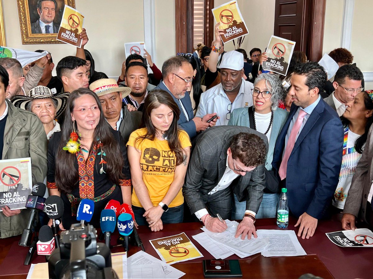 AlirioUribeMuoz's tweet image. 🌱 #NoAlFracking

Fue radicado nuevamente en el Congreso el proyecto de ley que busca prohibir el fracking en Colombia. Una propuesta clave para proteger el agua, la biodiversidad y las comunidades en los territorios.

🗣️ Desde las bancadas del Pacto Histórico se insiste en la…