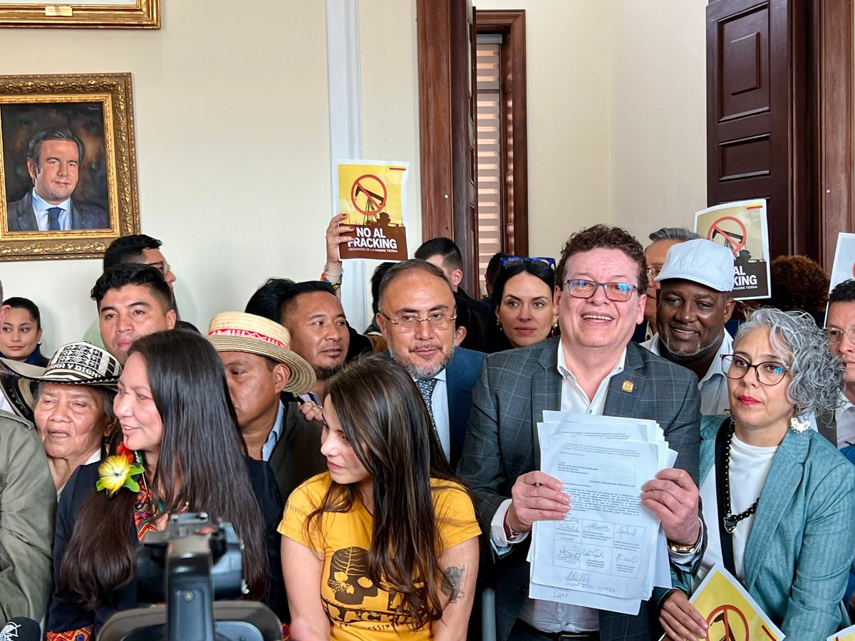 AlirioUribeMuoz's tweet image. 🌱 #NoAlFracking

Fue radicado nuevamente en el Congreso el proyecto de ley que busca prohibir el fracking en Colombia. Una propuesta clave para proteger el agua, la biodiversidad y las comunidades en los territorios.

🗣️ Desde las bancadas del Pacto Histórico se insiste en la…