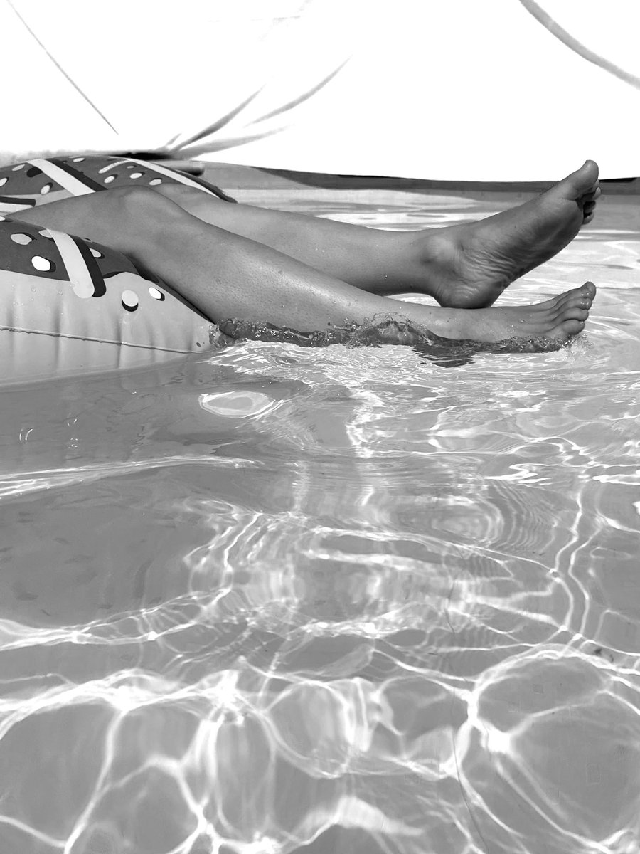 it_is_me_sophie's tweet photo. #beine #legs #fuesse #feet #nass #wet #solen #soles #water #wasser #pool #donut #sommer #summer #splish #splash #schwarzweiss #blackandwhite #austriangirl https://t.co/SgDQGX64m9
