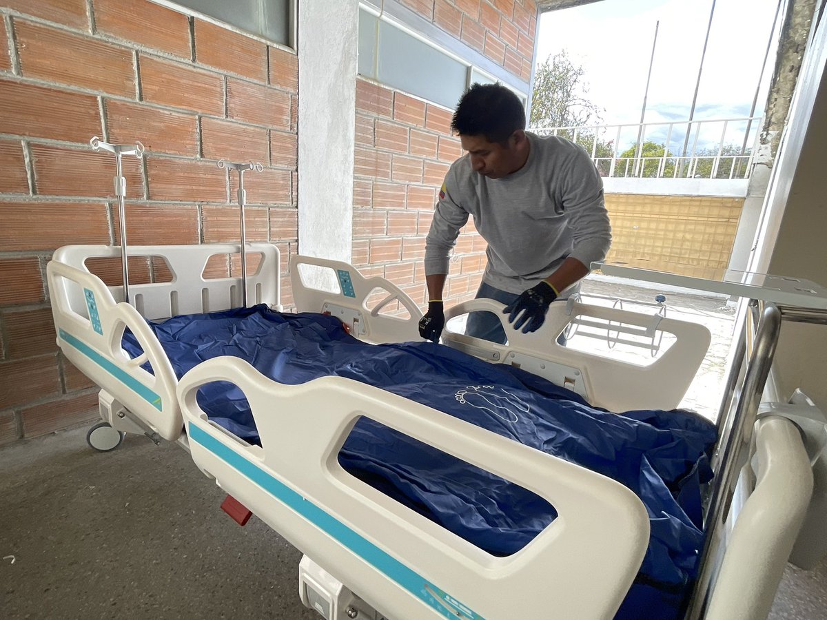 HIAyoraLoja's tweet photo. #ElNuevoEcuador | A través de @Salud_Ec seguimos fortaleciendo los servicios hospitalarios. Con apoyo técnico se instalan 14 camas eléctricas para la Unidad de Cuidados Intensivos, Medicina Interna, Ginecología y Cirugía. https://t.co/BHNA6ws4Ms
