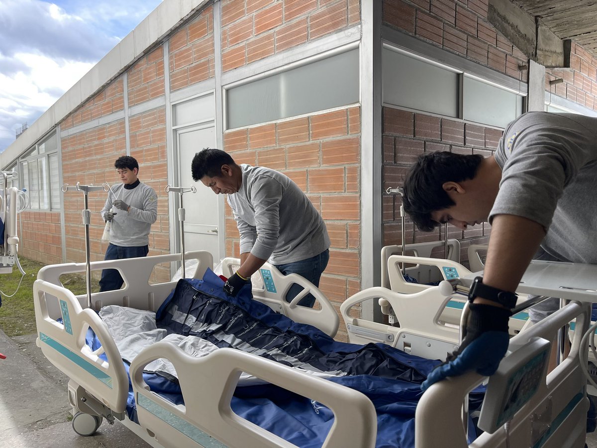 HIAyoraLoja's tweet photo. #ElNuevoEcuador | A través de @Salud_Ec seguimos fortaleciendo los servicios hospitalarios. Con apoyo técnico se instalan 14 camas eléctricas para la Unidad de Cuidados Intensivos, Medicina Interna, Ginecología y Cirugía. https://t.co/BHNA6ws4Ms