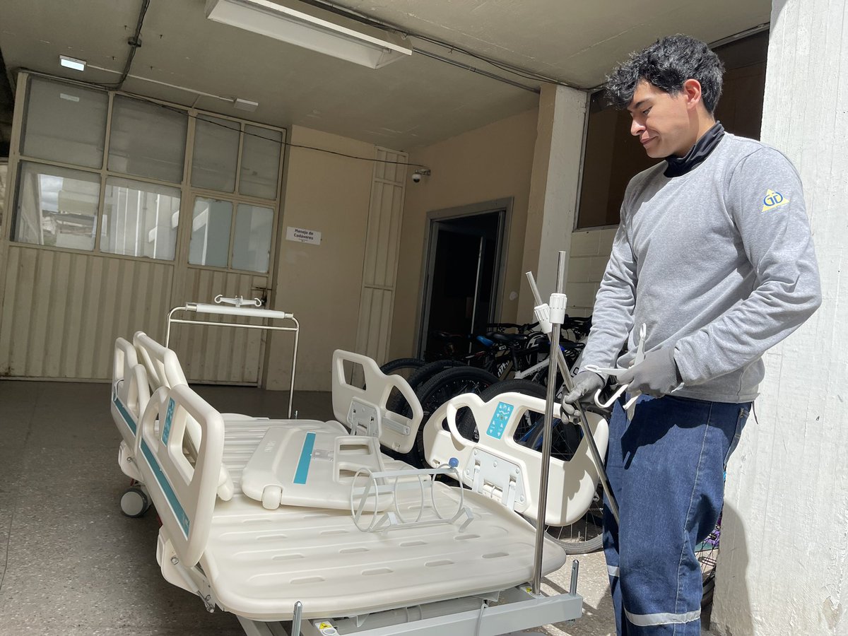 HIAyoraLoja's tweet photo. #ElNuevoEcuador | A través de @Salud_Ec seguimos fortaleciendo los servicios hospitalarios. Con apoyo técnico se instalan 14 camas eléctricas para la Unidad de Cuidados Intensivos, Medicina Interna, Ginecología y Cirugía. https://t.co/BHNA6ws4Ms