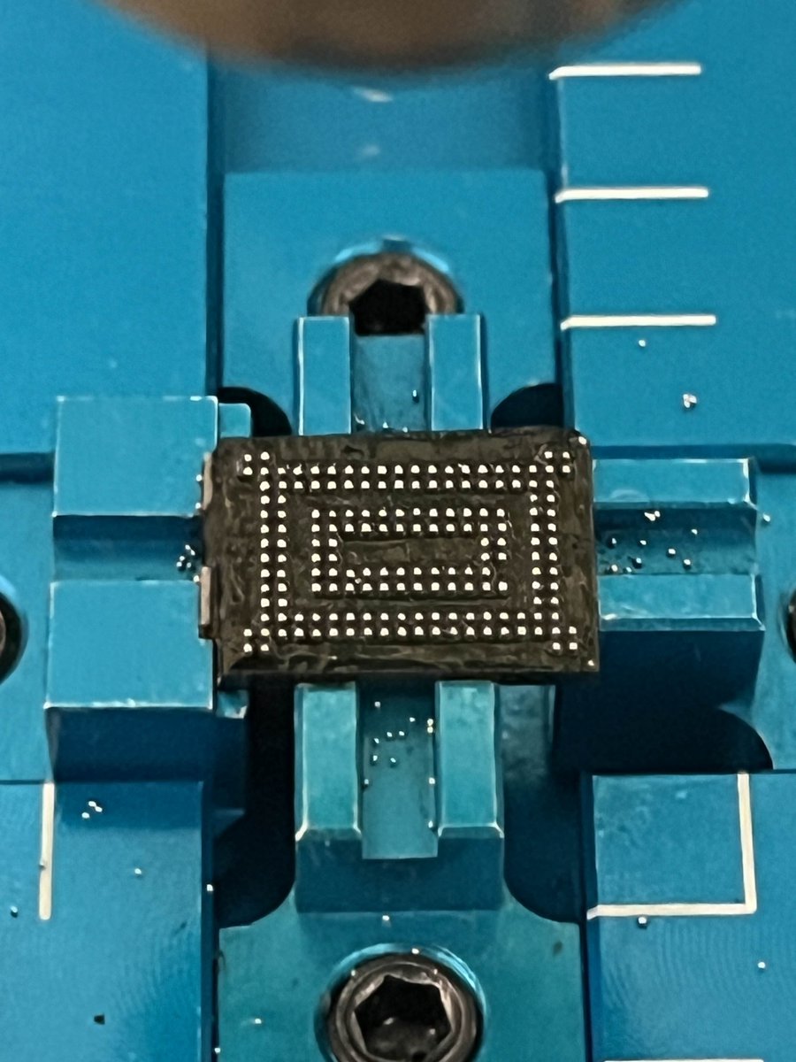 RockmanCosmo's tweet image. Cuebus has been hard at work figuring out how to chip dump this crazy pinout, which is found on early Sharp i-mode keitai. As you can see, the chip is extremely dense, with a 0.5mm pitch! Thanks to his efforts, the range of undumpable i-mode keitai is gradually decreasing.