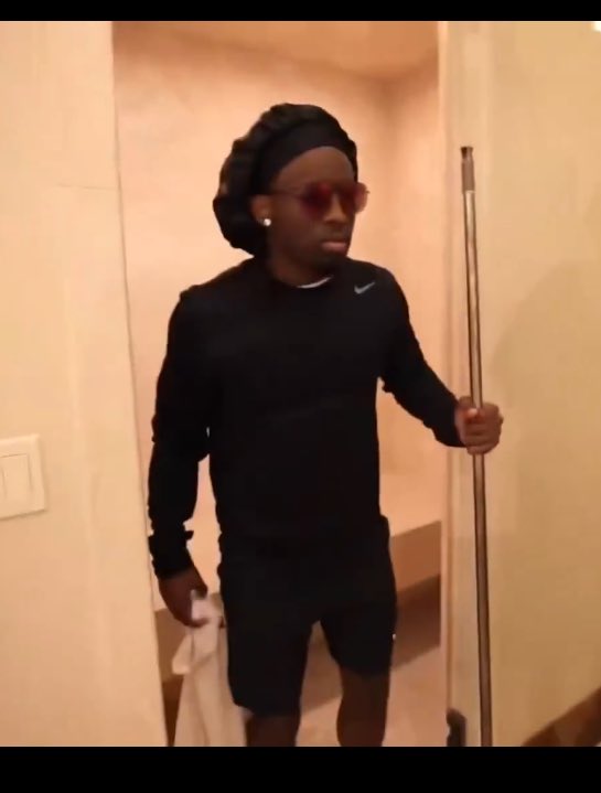 wyd_stan's tweet image. Bro was scrubbing toilet a with shades on 😭😭😭