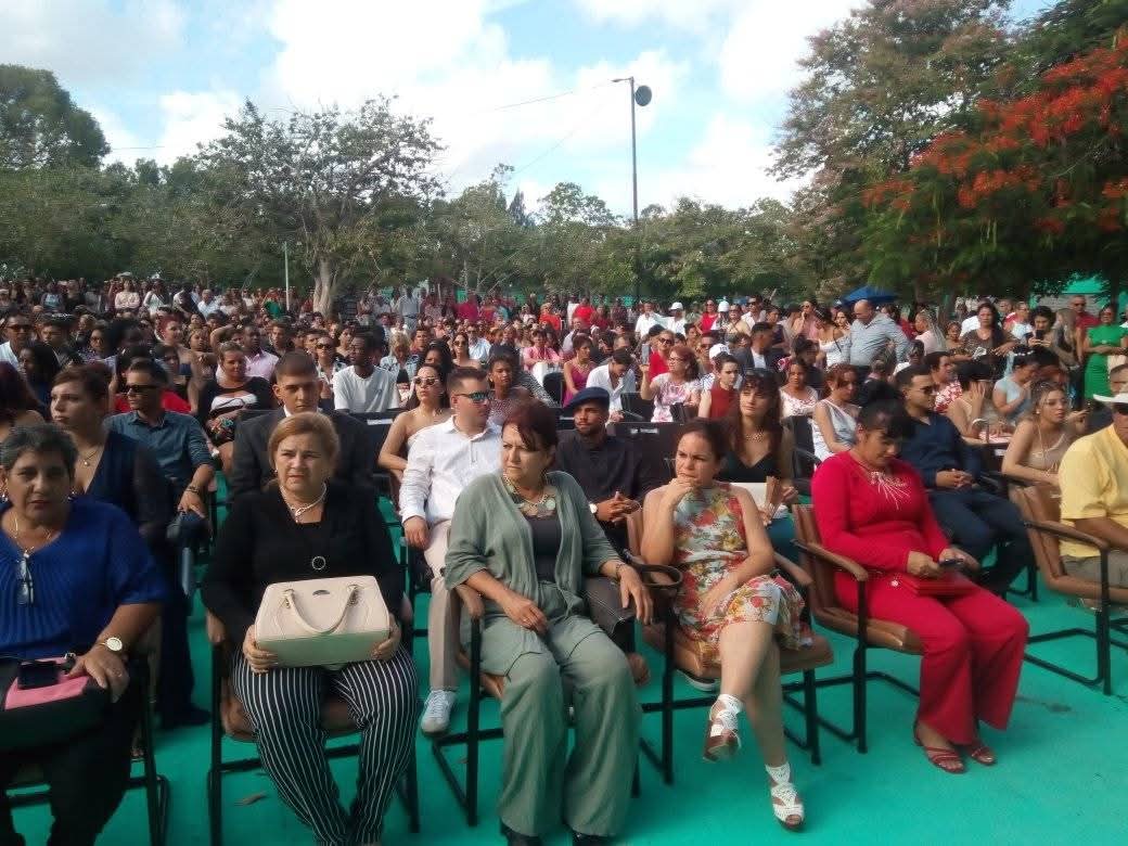 Iván Paz Nogueira (@cubanogueira) on Twitter photo Nuevos egresados en la universidad de #CiegodeAvila Máximo Gómez Báez #CiegoEn26 #Cuba
<a href="/RadioRelojCuba/">Radio Reloj, Cuba</a> <a href="/MinutosdeCuba/">Aydenis Ortega Che</a> <a href="/AlienDiaz65411/">Ali Diaz</a> <a href="/DrRobertoMOjeda/">Dr. Roberto Morales Ojeda</a> Nuevos egresados en la universidad de #CiegodeAvila Máximo Gómez Báez #CiegoEn26 #Cuba
<a href="/RadioRelojCuba/">Radio Reloj, Cuba</a> <a href="/MinutosdeCuba/">Aydenis Ortega Che</a> <a href="/AlienDiaz65411/">Ali Diaz</a> <a href="/DrRobertoMOjeda/">Dr. Roberto Morales Ojeda</a>