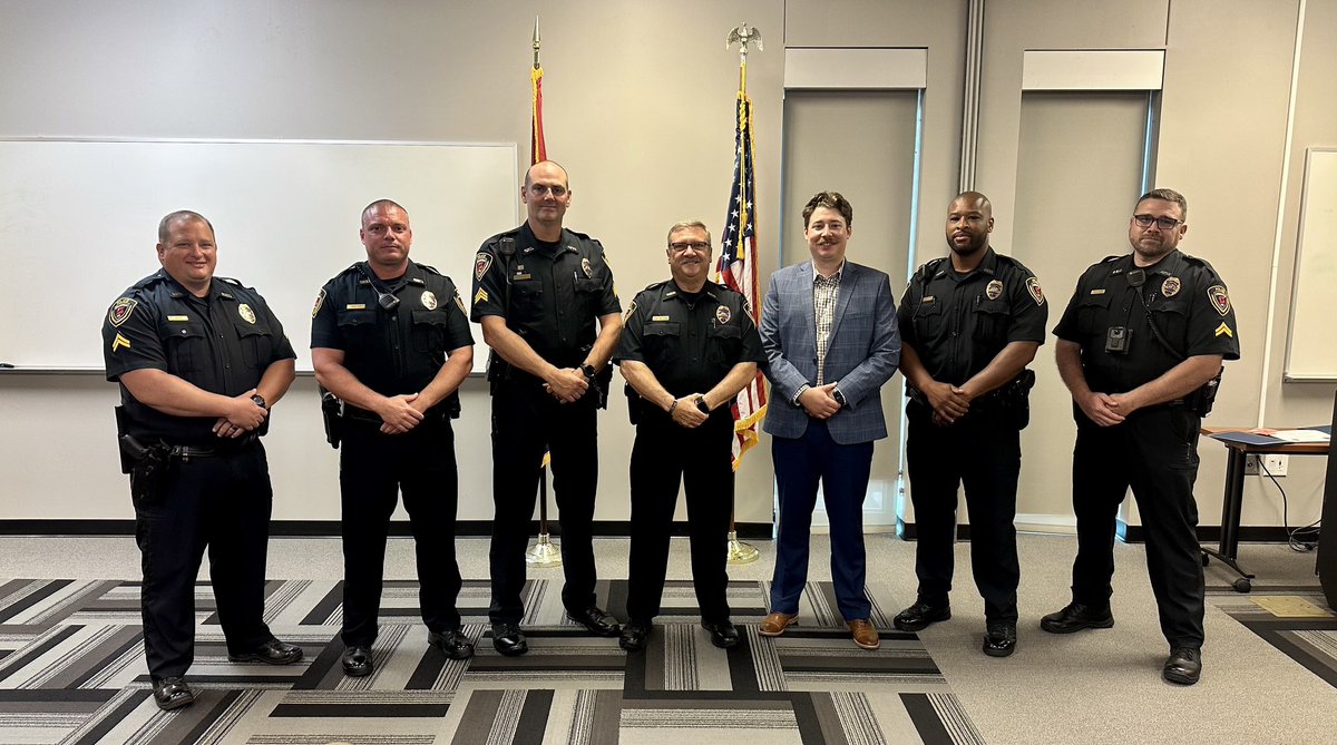 chief_spd's tweet photo. Promotion Day @SGFPolice (l-r)
Sgt Nathan Davis, Capt. Bryan Welch, Lt. Chris Nuccio, ISS Nick Evgenides, Sgt Jeremiah Lockett, Sgt Michael Walker. Congratulations 🎉! https://t.co/oXPPbFmVau