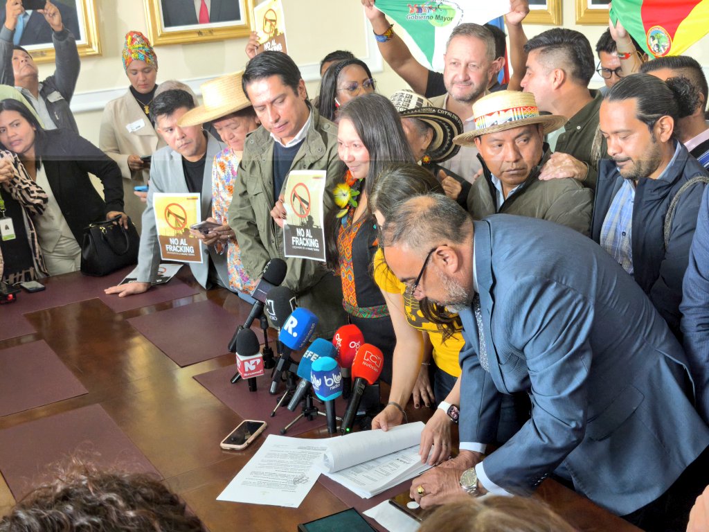 aida_quilcue's tweet photo. Hoy radicamos junto a Lena Estrada, ministra de Ambiente y Desarrollo Sostenible, el  proyecto de ley que prohíbe el fracking en Colombia.  
Desde el Congreso de la República defenderemos con firmeza y decisión esta iniciativa legislativa que contribuye en el cuidado de la Madre Tierra. 🌎  
#NoAlFracking