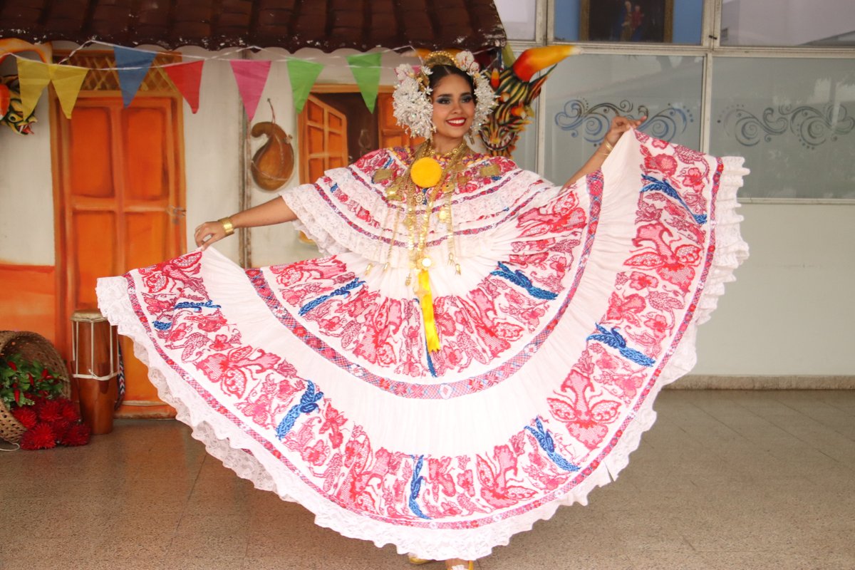 USMApanama's tweet image. 🎉 ¡Hoy celebramos el Día de la Pollera en la Hora Estudiantil!
Con orgullo y alegría, honramos nuestra identidad con un desfile lleno de color, tradición y las hermosas polleras que representan la riqueza cultural de Panamá. 🇵🇦✨
#DíaDeLaPollera #CulturaPanameña…