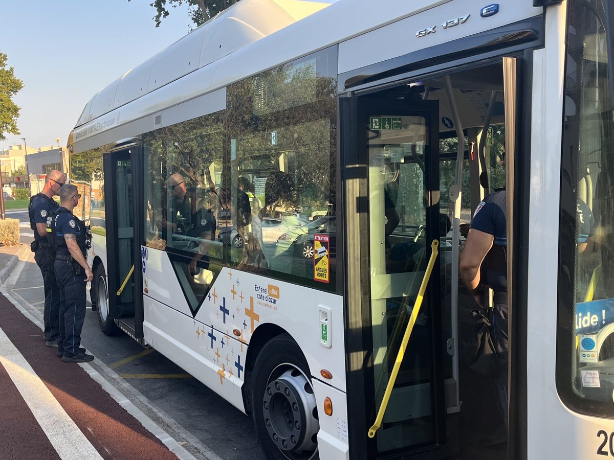 Ville de Fréjus (@villedefrejus) on Twitter photo 👮♂️ Police des transports : le Maire de Fréjus en visite au dépôt Estérel Cars
Ce mardi, <a href="/david_rachline/">David Rachline</a> s’est rendu au dépôt Esterel Cars pour rencontrer les équipes de la brigade dédiée à la Police des transports. Il a pu découvrir plus en détail le fonctionnement des nouvelles 👮♂️ Police des transports : le Maire de Fréjus en visite au dépôt Estérel Cars
Ce mardi, <a href="/david_rachline/">David Rachline</a> s’est rendu au dépôt Esterel Cars pour rencontrer les équipes de la brigade dédiée à la Police des transports. Il a pu découvrir plus en détail le fonctionnement des nouvelles